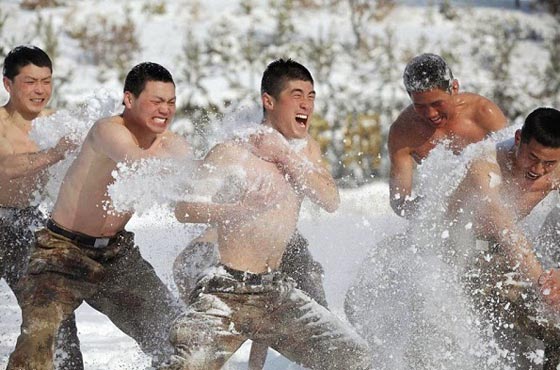 تدريبات قاسية يخوضها الجيش الصيني على الثلج.. شاهد الصور صورة رقم 3