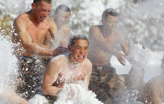 تدريبات قاسية يخوضها الجيش الصيني على الثلج.. شاهد الصور صورة رقم 4