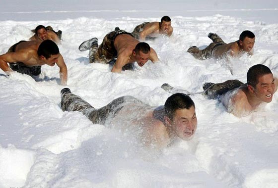 تدريبات قاسية يخوضها الجيش الصيني على الثلج.. شاهد الصور صورة رقم 5