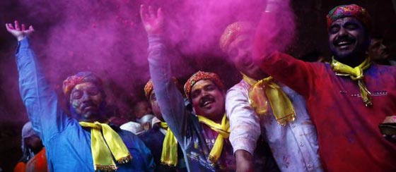 بالصور.. مهرجان الألوان ينبض بالحياة في الهند صورة رقم 3