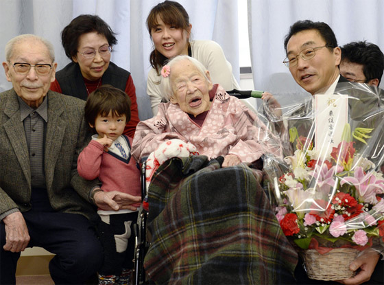   فيديو وصور يابانية تحتفل بعيد ميلادها ال 117 وتدخل موسوعة جينيس   صورة رقم 1