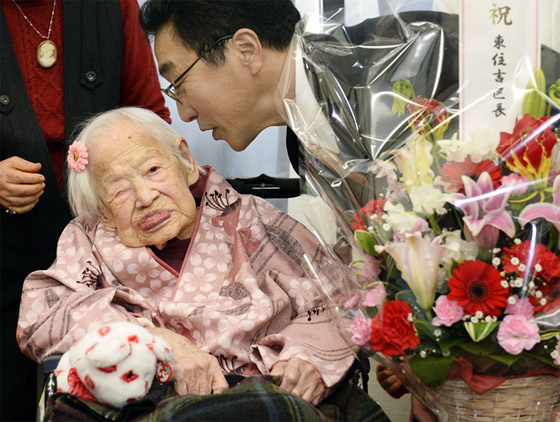   فيديو وصور يابانية تحتفل بعيد ميلادها ال 117 وتدخل موسوعة جينيس   صورة رقم 2