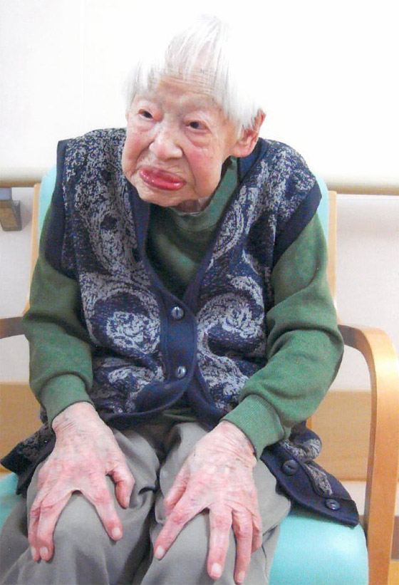   فيديو وصور يابانية تحتفل بعيد ميلادها ال 117 وتدخل موسوعة جينيس   صورة رقم 3