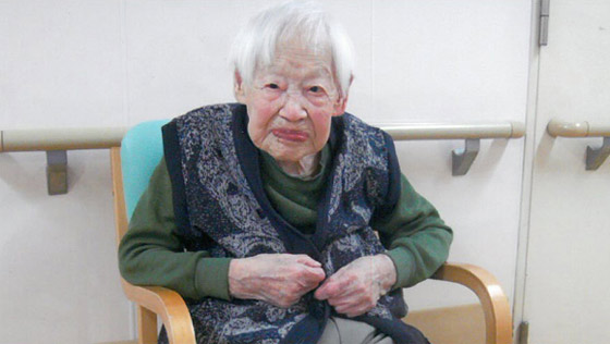   فيديو وصور يابانية تحتفل بعيد ميلادها ال 117 وتدخل موسوعة جينيس   صورة رقم 4