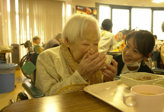   فيديو وصور يابانية تحتفل بعيد ميلادها ال 117 وتدخل موسوعة جينيس   صورة رقم 5