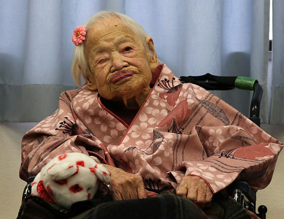   فيديو وصور يابانية تحتفل بعيد ميلادها ال 117 وتدخل موسوعة جينيس   صورة رقم 6