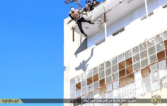 بالصور.. الدواعش يعدمون الطفل لوط بالقائه من اعلى مبنى سكني صورة رقم 2