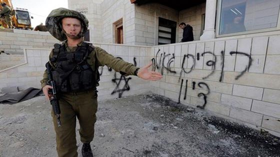 مستوطنون يهاجمون قرية فلسطينية بالنار والشعارات الحارقة صورة رقم 2