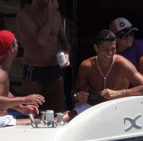 كريستيانو رونالدو أغنى لاعب برصيد 210 ملايين يورو يليه ميسي صورة رقم 8