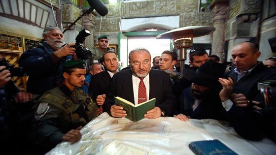 ليبرمان يستفز الفلسطينيين بزيارة للحرم الابراهيمي ويجدد تهديده لحماس صورة رقم 3