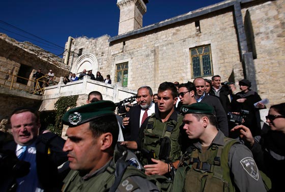 ليبرمان يستفز الفلسطينيين بزيارة للحرم الابراهيمي ويجدد تهديده لحماس صورة رقم 4