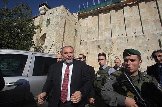 ليبرمان يستفز الفلسطينيين بزيارة للحرم الابراهيمي ويجدد تهديده لحماس صورة رقم 6