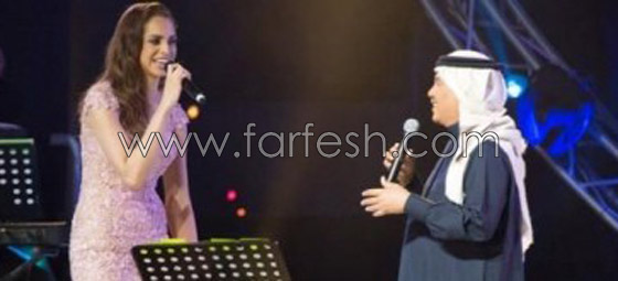 فيديو محمد عبده في سيلفي مع معجب تسلل الى مسرح فبراير الكويت  صورة رقم 2