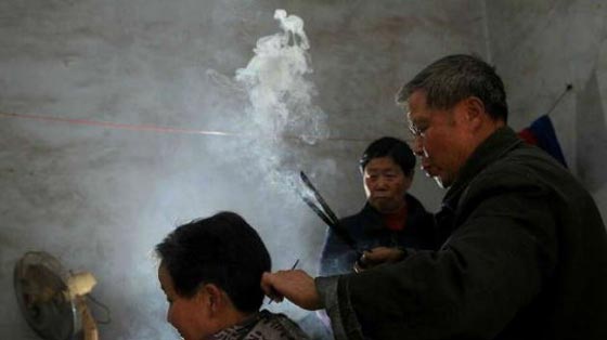 صور تسريحات شعر غريبة  ينفذها حلاق صيني باستخدام النيران صورة رقم 2