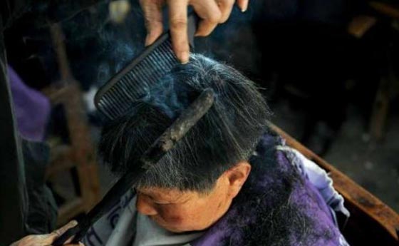 صور تسريحات شعر غريبة  ينفذها حلاق صيني باستخدام النيران صورة رقم 1