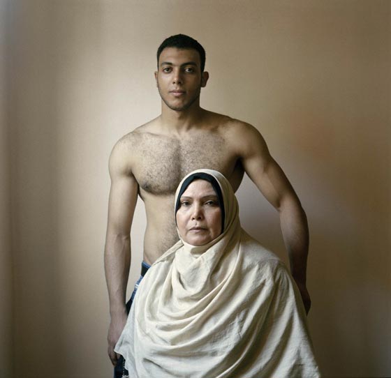 صور ابطال كمال الاجسام المصريين مع أمهاتهم بعدسة مصوّر فرنسي يعشق مصر  صورة رقم 1
