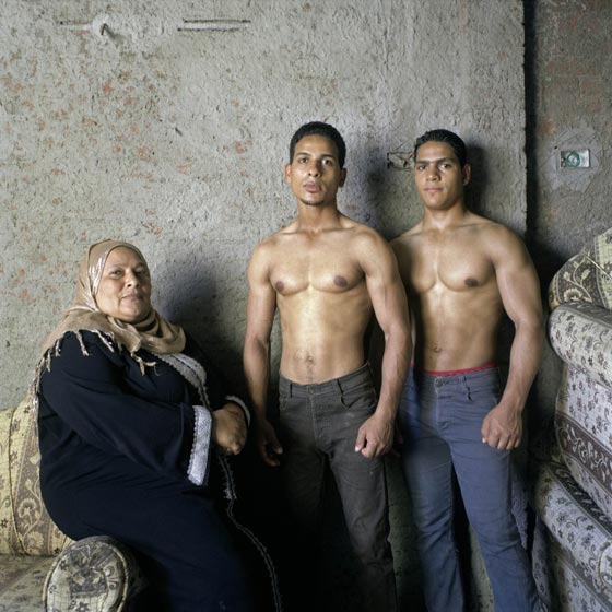 صور ابطال كمال الاجسام المصريين مع أمهاتهم بعدسة مصوّر فرنسي يعشق مصر  صورة رقم 2