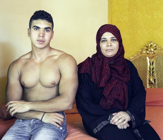 صور ابطال كمال الاجسام المصريين مع أمهاتهم بعدسة مصوّر فرنسي يعشق مصر  صورة رقم 16