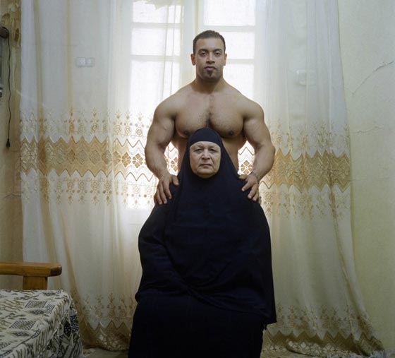 صور ابطال كمال الاجسام المصريين مع أمهاتهم بعدسة مصوّر فرنسي يعشق مصر  صورة رقم 19