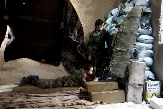 نساء الكوماندوز السوري يخضن المعارك وينفذن مهمات قتالية صعبة صورة رقم 2