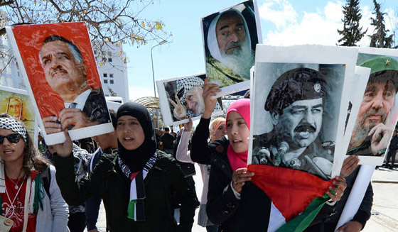 فلسطينيون يرفعون صور القيادات الثورية في تونس.. شاهد الصور صورة رقم 1