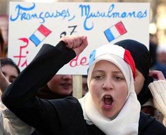 فرنسي ينزع الحجاب عن رأس امرأة مسلمة حامل ويعتدي عليها صورة رقم 3