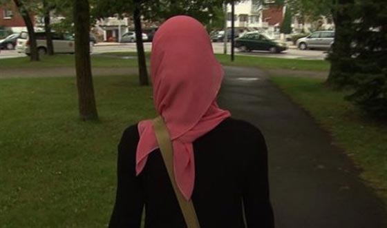 فرنسي ينزع الحجاب عن رأس امرأة مسلمة حامل ويعتدي عليها صورة رقم 1