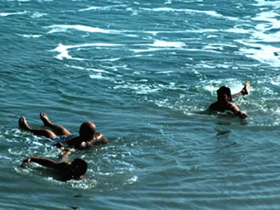  البحث عن 4 اشخاص جرفتهم مياه البحر الميت في الجانب الاردني صورة رقم 3