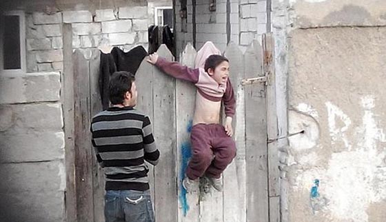 صورة ازعجت العالم.. روماني يعلق ابن أخيه على الجدار لتأديبه صورة رقم 2