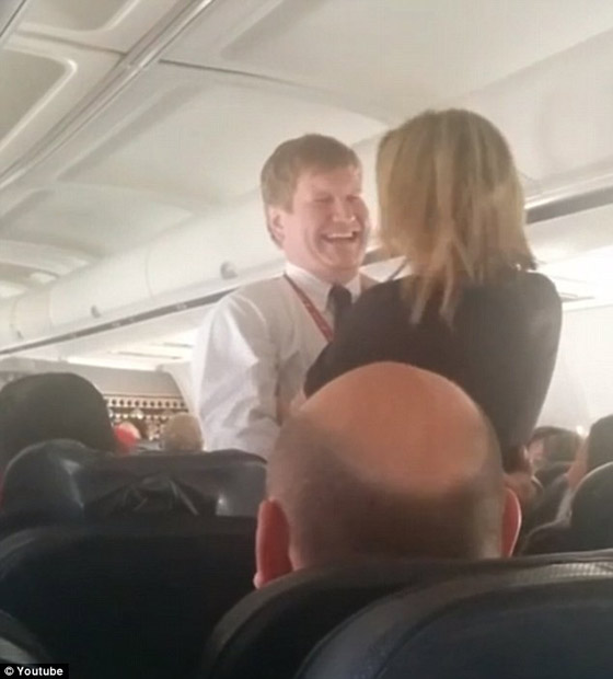 فيديو رومانسي: طيار يفاجئ مضيفة بطلب الزواج منها بالميكروفون في الطائرة وامام جميع الركاب صورة رقم 3