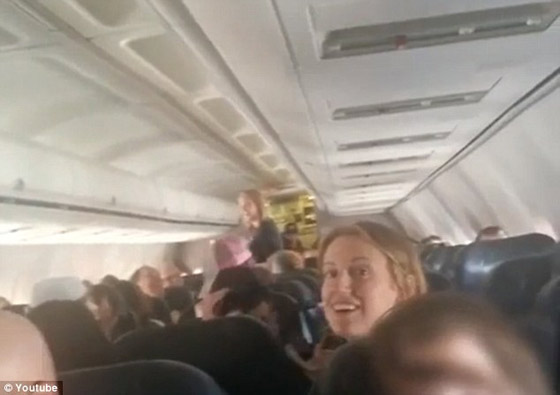 فيديو رومانسي: طيار يفاجئ مضيفة بطلب الزواج منها بالميكروفون في الطائرة وامام جميع الركاب صورة رقم 1