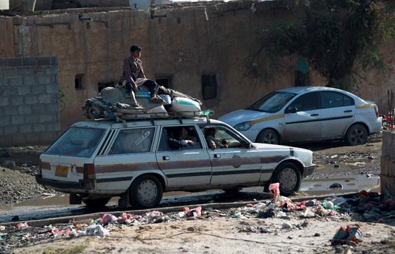 اليوم الثاني لعاصفة الحزم.. انفجارات تهز صنعاء ومعارك في عدن صورة رقم 24