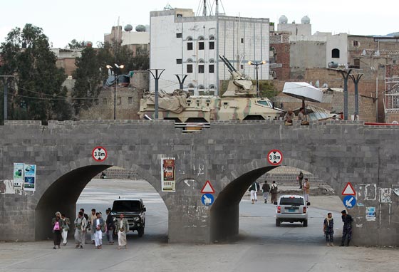 اليوم الثاني لعاصفة الحزم.. انفجارات تهز صنعاء ومعارك في عدن صورة رقم 32