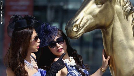 بالصور.. جمال النساء يطغى على مسابقة كأس دبي العالمي للخيل  صورة رقم 5