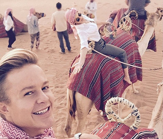 بالصور.. كيلي مينوغ مع الشيشة في مغامرة رائعة بصحراء دبي  صورة رقم 1
