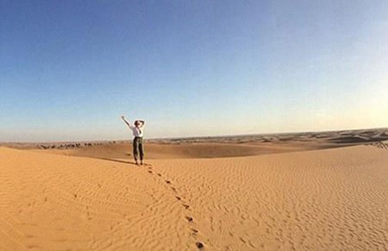 بالصور.. كيلي مينوغ مع الشيشة في مغامرة رائعة بصحراء دبي  صورة رقم 4