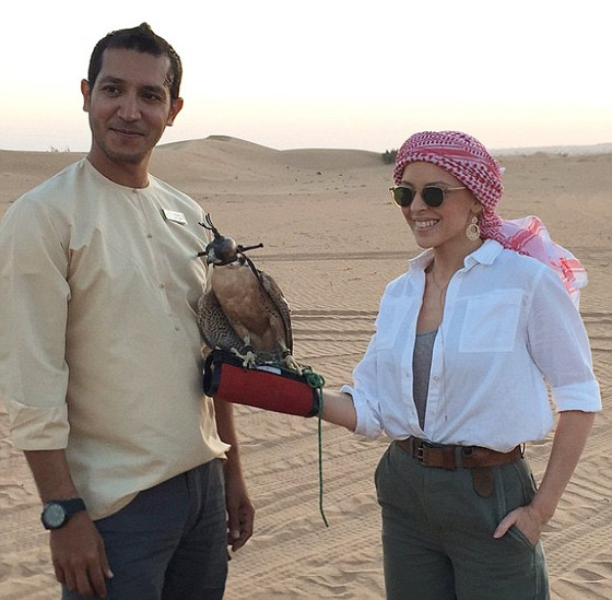 بالصور.. كيلي مينوغ مع الشيشة في مغامرة رائعة بصحراء دبي  صورة رقم 6