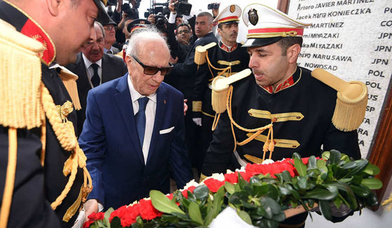 صور.. الرئيسان الفلسطيني والفرنسي في مسيرة ضد الارهاب بتونس صورة رقم 8