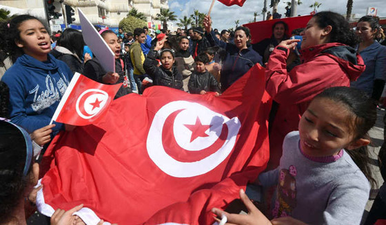 صور.. الرئيسان الفلسطيني والفرنسي في مسيرة ضد الارهاب بتونس صورة رقم 5
