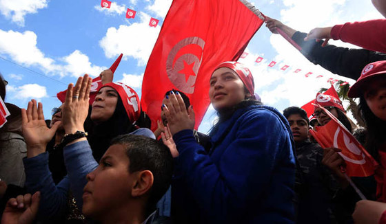 صور.. الرئيسان الفلسطيني والفرنسي في مسيرة ضد الارهاب بتونس صورة رقم 7