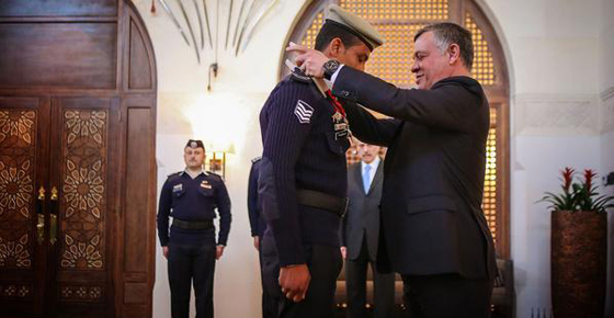 ملك الاردن يمنح وسام الشجاعة لرقيب انقذ طفلين عراقيين صورة رقم 2