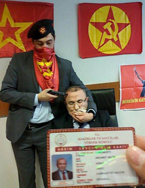 مصرع قاض تركي بعد احتجاز منظمة ارهابية له صورة رقم 1