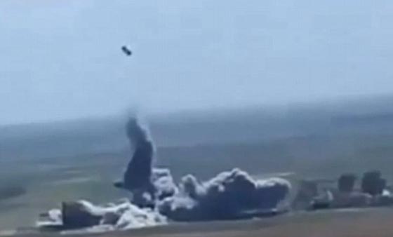 بالفيديو..شاهد كيف انفجر انتحاري داعش مثل الالعاب النارية في الهواء صورة رقم 1
