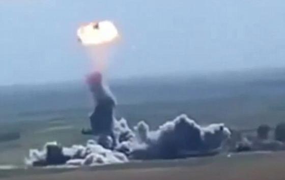 بالفيديو..شاهد كيف انفجر انتحاري داعش مثل الالعاب النارية في الهواء صورة رقم 2
