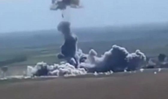 بالفيديو..شاهد كيف انفجر انتحاري داعش مثل الالعاب النارية في الهواء صورة رقم 3