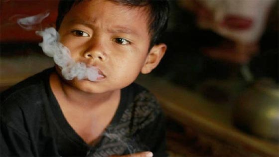 اغرب مدخن في العالم.. طفل في السابعة يدخن 16 سيجارة في اليوم  صورة رقم 1