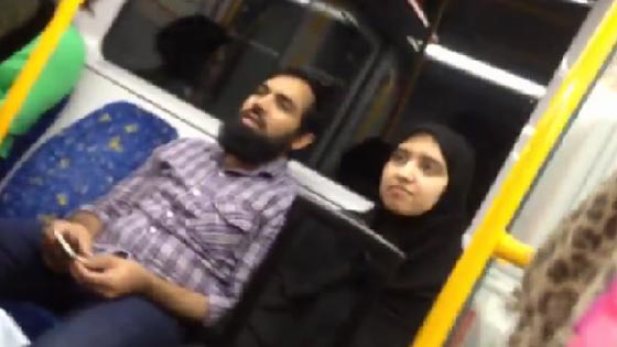  بالفيديو.. شابة استرالية تدافع بشكل مستميت عن عائلة مسلمة  صورة رقم 2