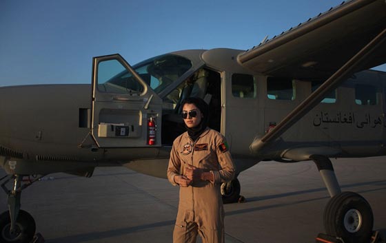  بالصور.. كابتن رحماني الأفغانية أجمل قائدة طائرة في العالم صورة رقم 1