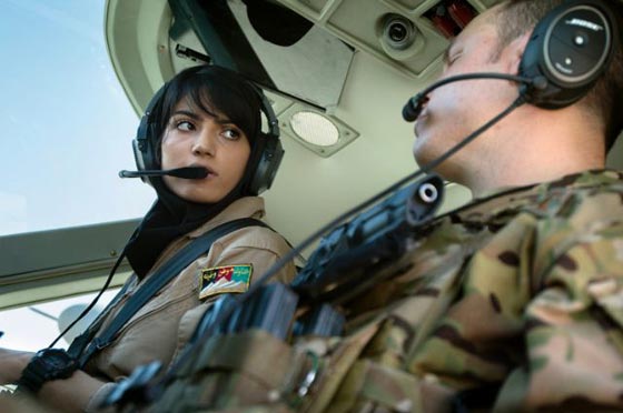 بالصور.. كابتن رحماني الأفغانية أجمل قائدة طائرة في العالم صورة رقم 2