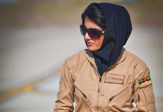  بالصور.. كابتن رحماني الأفغانية أجمل قائدة طائرة في العالم صورة رقم 6